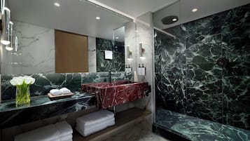 Quarto clássico, 2 camas de solteiro (Acropolis View) | Banheiro | Chuveiro, chuveiro com efeito de chuva, produtos de toalete de grife