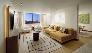 Svit Club - 1 kingsize-säng - tillgång till Club Lounge (Acropolis View) | 1 sovrum, allergitestade sängkläder, duntäcken och minibar