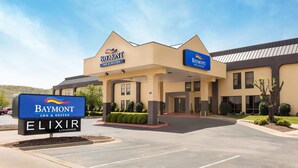 Edificio de Baymont Inn & Suites con un letrero que indica Elixir Lounge.