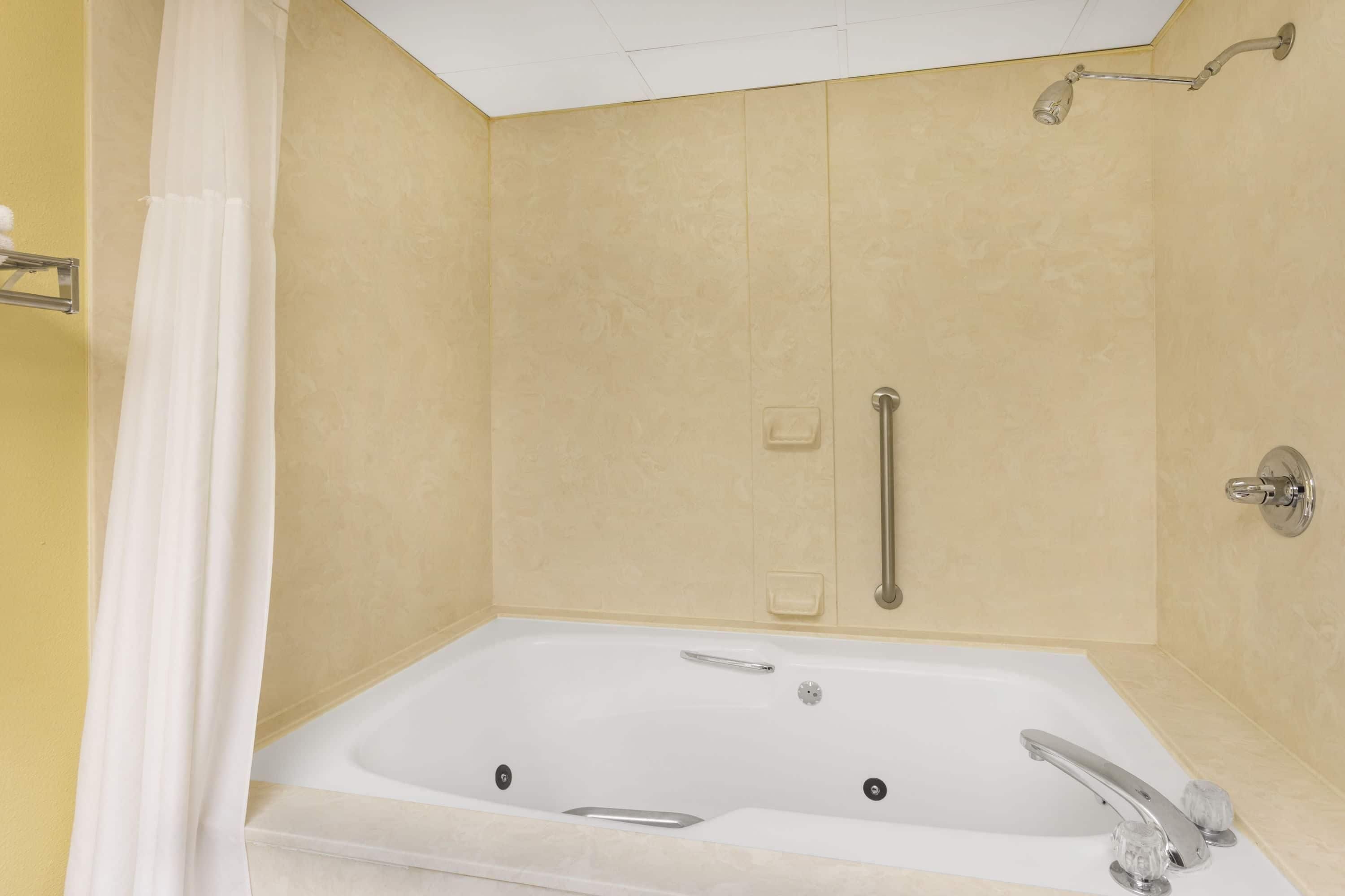 Habitación, 1 cama King size, con acceso para personas discapacitadas, para no fumadores | Baño | Tina con regadera, amenidades de baño gratuitas, secadora de cabello 