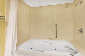 Duschwanne, kostenlose Toilettenartikel, Haartrockner, Handtücher