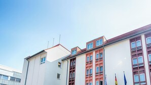 A multi-story building with a flat roof and multiple windows. - ACHAT Hotel Neustadt an der Weinstraße (Neustadt an der Weinstrasse)