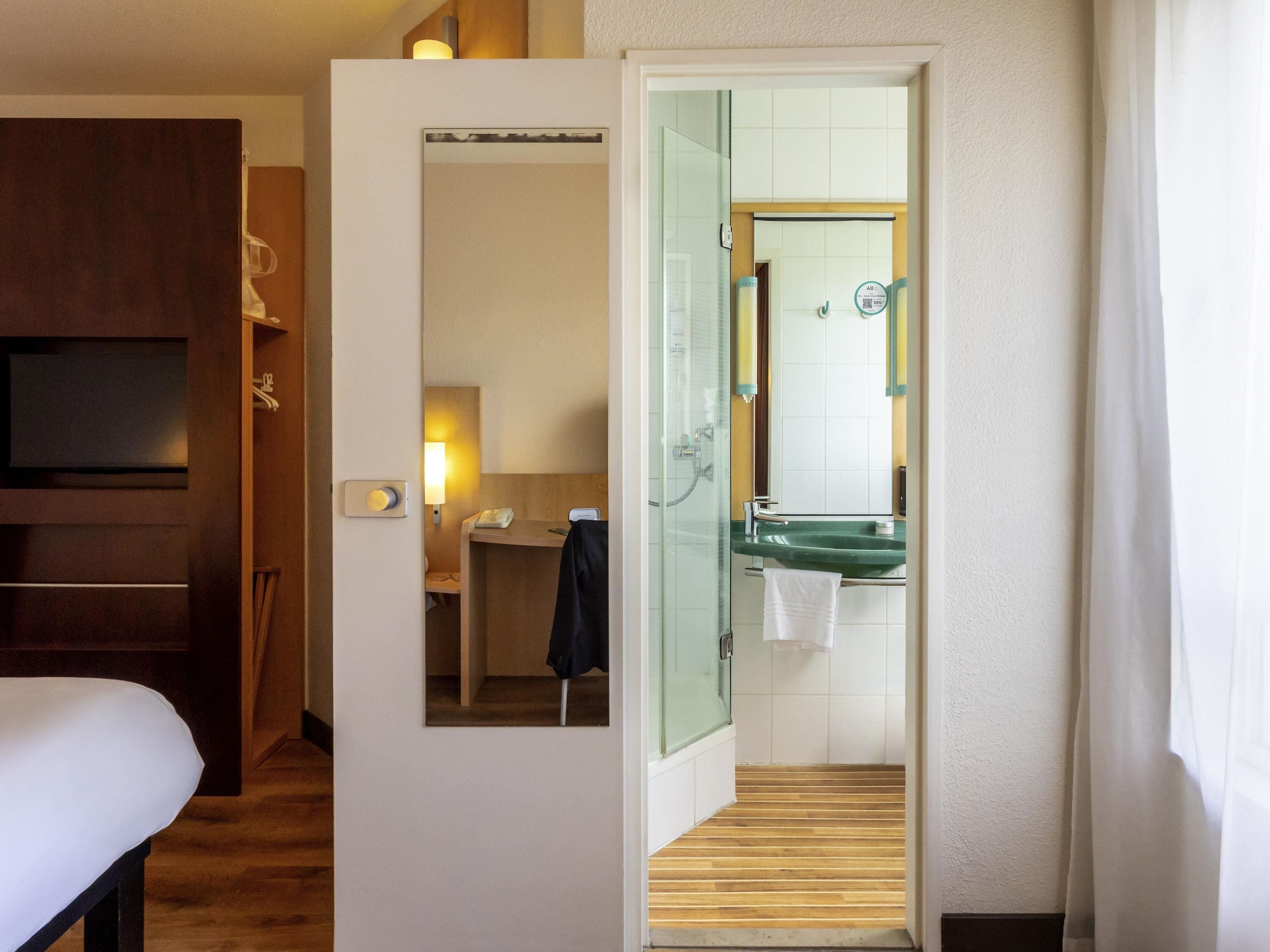 In-room safe, desk, iron/ironing board, free WiFi