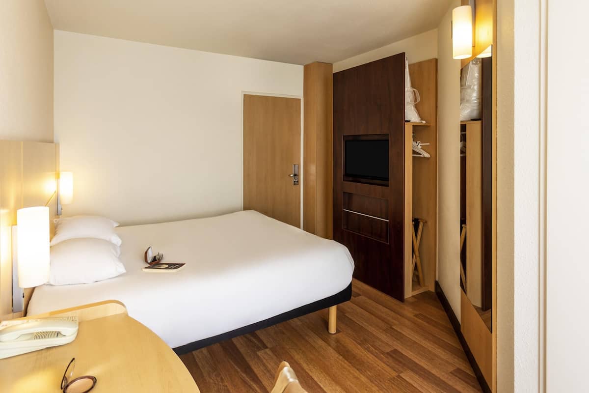 Doppelzimmer, 1 Doppelbett | Zimmersafe, Schreibtisch, Bügeleisen/Bügelbrett, kostenloses WLAN