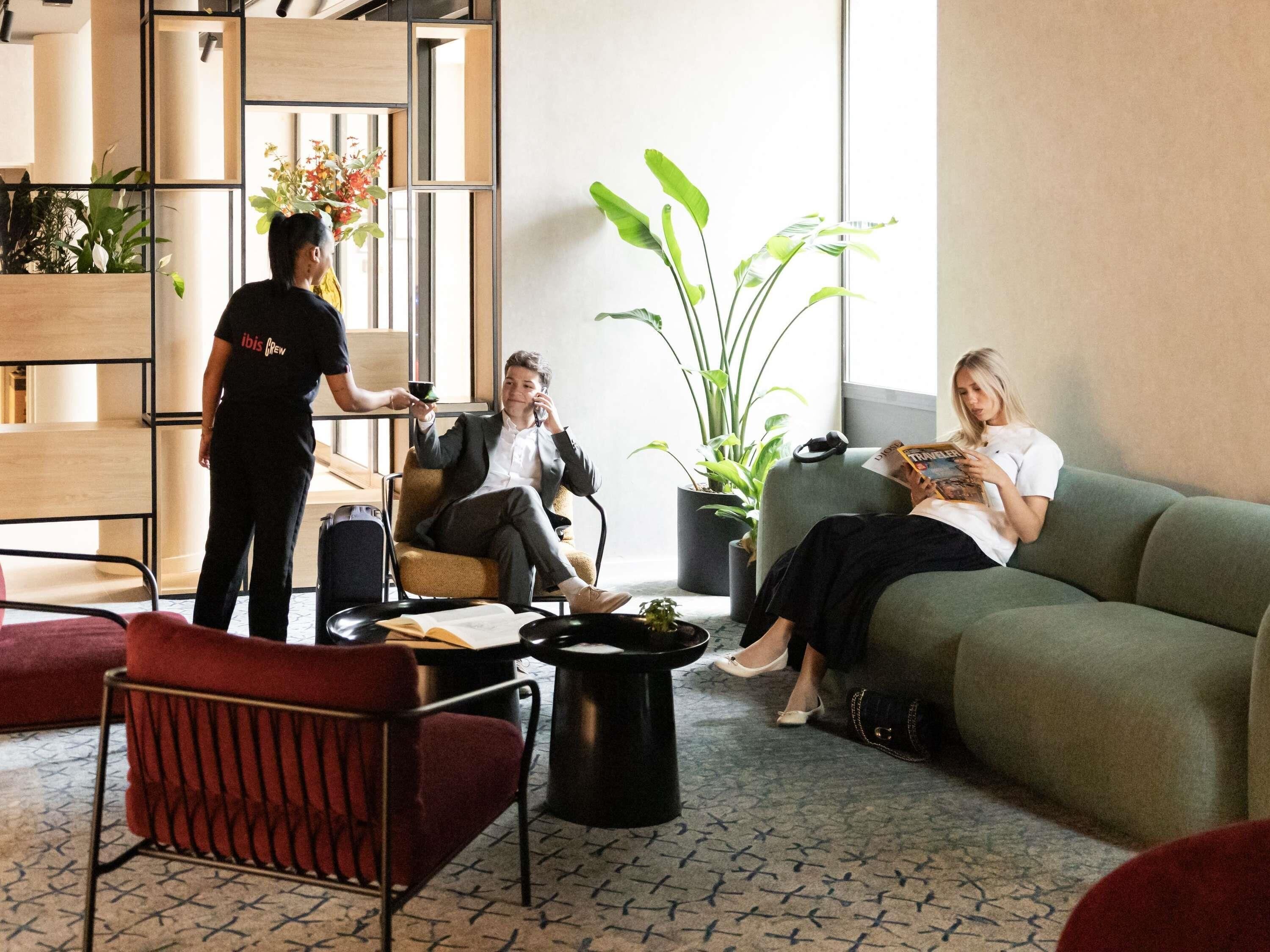 Ein stilvoller Lounge-Bereich mit Sitzgelegenheiten, einem Couchtisch und Topfpflanzen.