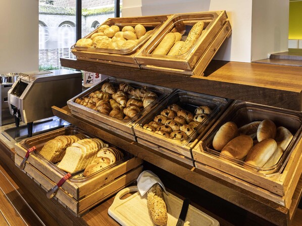 Desayuno buffet diario (EUR 17 por persona)