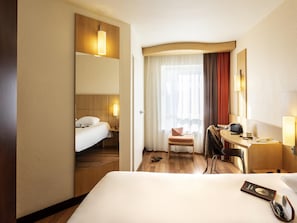 Quarto casal, 1 cama de casal | Cofres nos quartos, escrivaninha, ferros/tábuas de passar roupa
