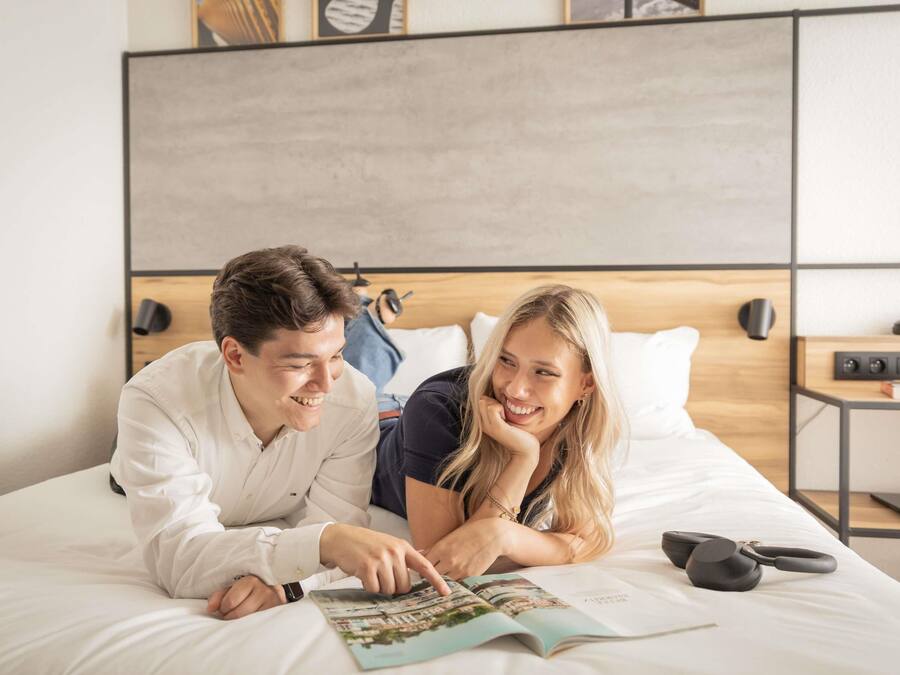Een kluis op de kamer, een bureau, een strijkplank/strijkijzer