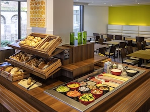 Se ofrece un desayuno bufé (17 EUR por persona)