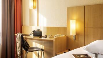Doppelzimmer, 1 Doppelbett | Zimmersafe, Schreibtisch, Bügeleisen/Bügelbrett, kostenloses WLAN