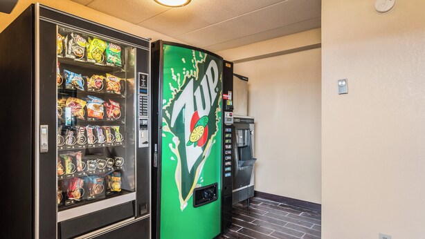 En automat med 7UP-logo og forskellige snacks.