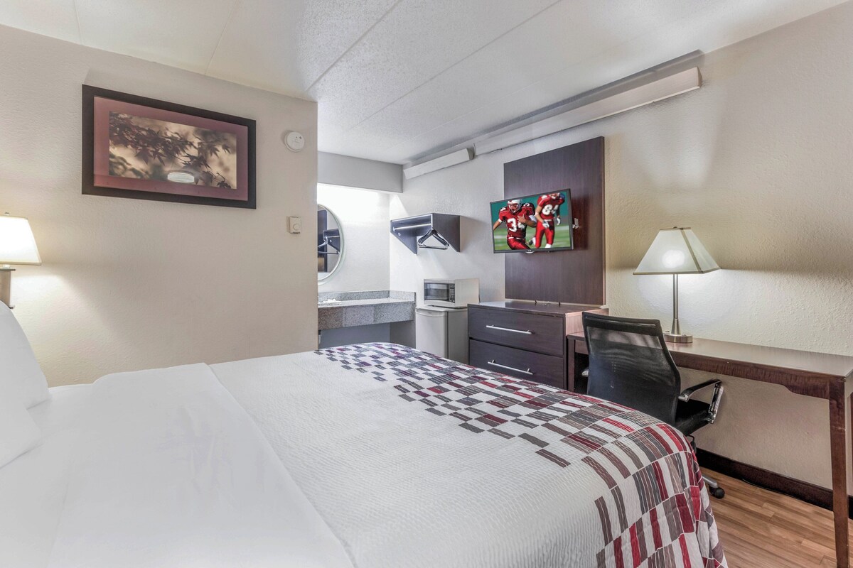 Deluxe Room, 1 King Bed, Non Smoking | Blackout drapes, iron/ironing board, cribs (free)