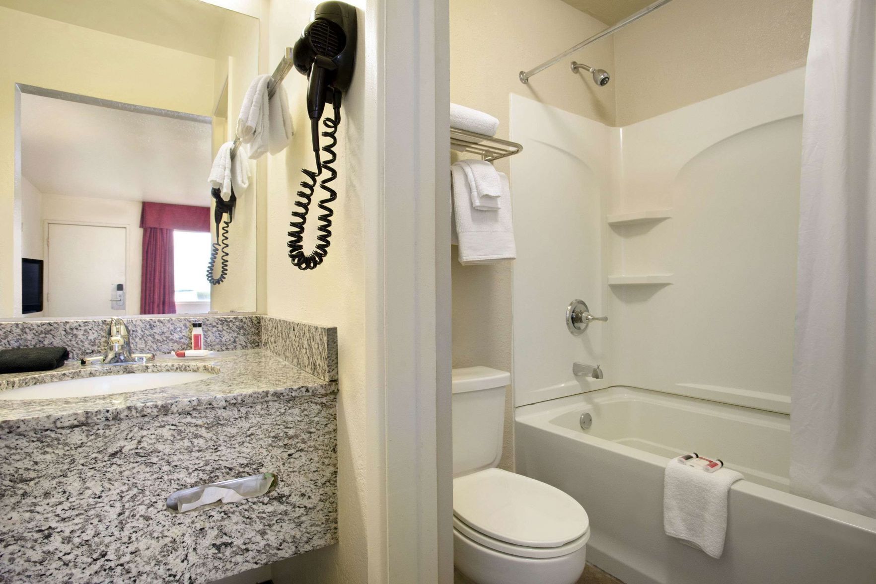 Bathroom | Combined shower/tub, free toiletries, hair dryer, towels