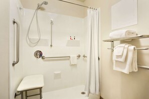 Combined shower/bathtub, free toiletries, hair dryer, towels - Travelodge by Wyndham Winslow (Winslow)