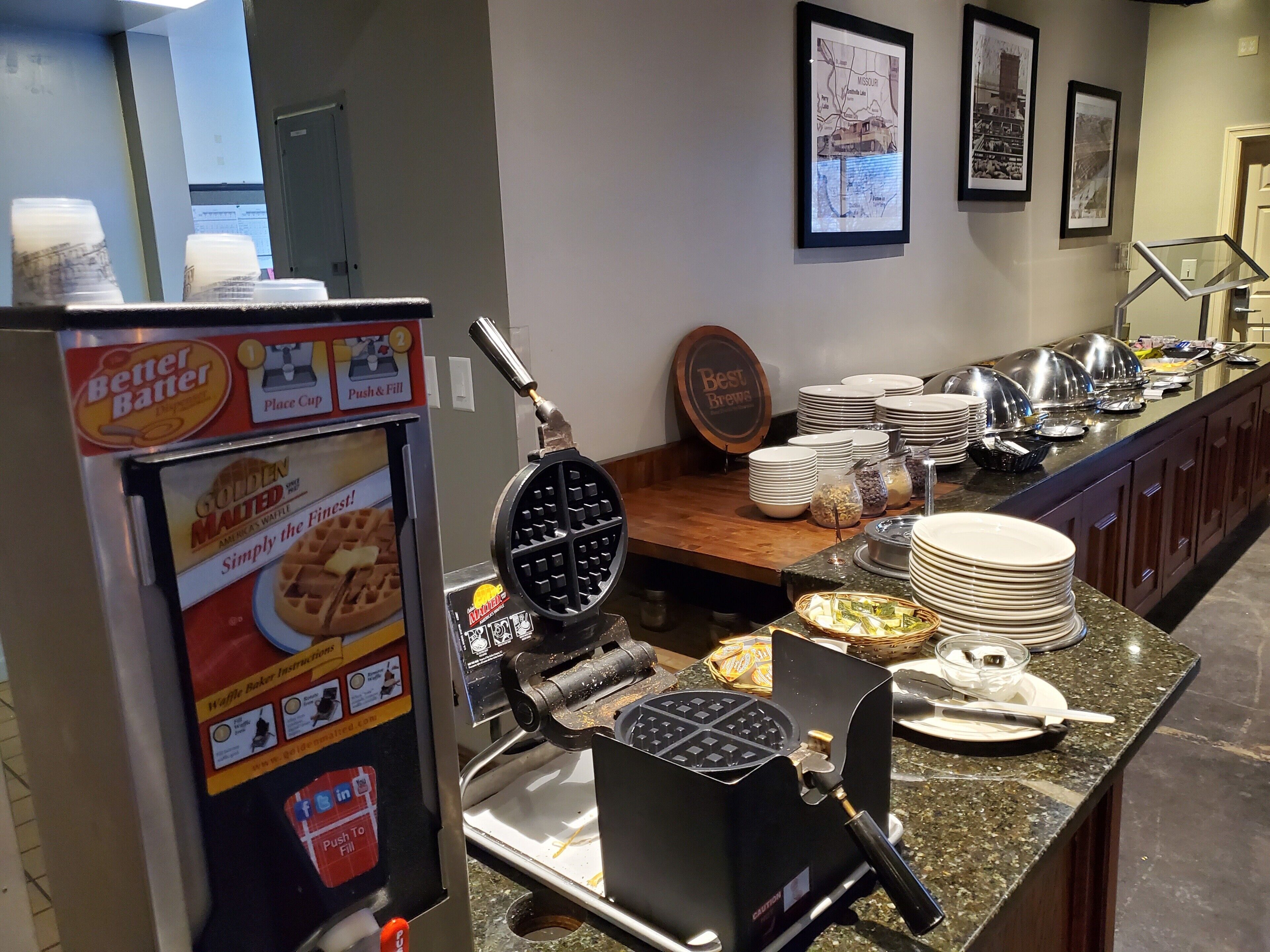 Ein reichhaltiges Buffet mit einem Waffeleisen, Tellern und verschiedenen Soßen.