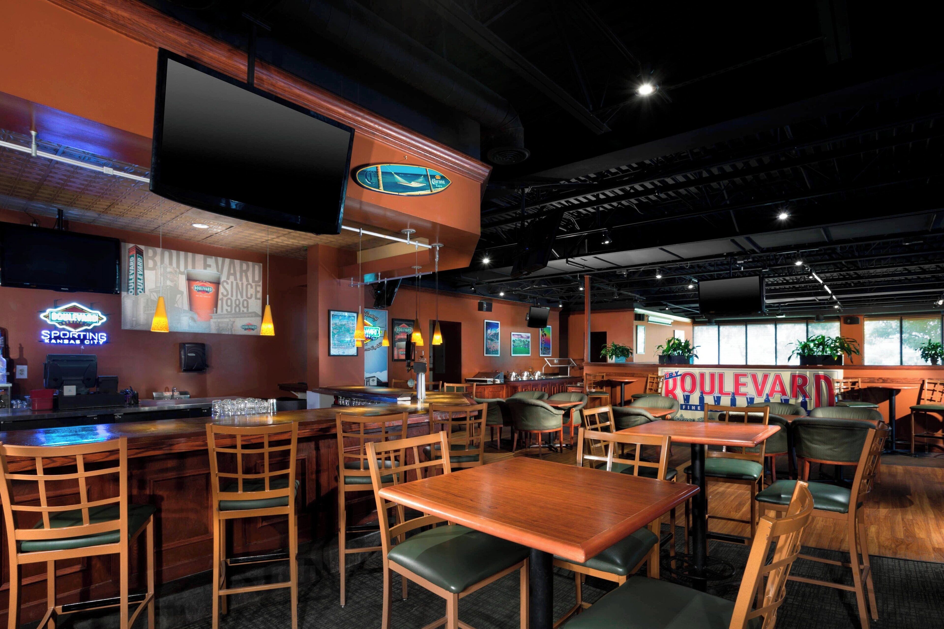 Serveert ontbijt, diner, Amerikaanse gerechten, uitzicht op het zwembad 