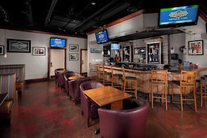 Bar (on property) - Four Points by Sheraton Kansas City Airport (Kansas City)