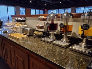 Buffet déjeuner servi tous les jours en supplément