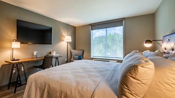 Room, 1 King Bed | Desk, laptop workspace, iron/ironing board, free WiFi