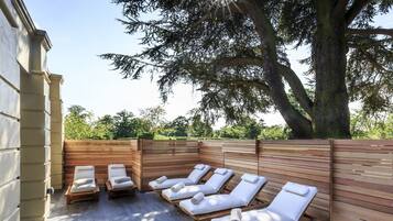 Couples treatment rooms, sauna, hot tub, steam room, body treatments