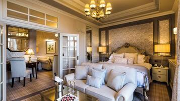 Suite | Bathroom | Combined shower/bathtub, free toiletries, hair dryer, towels