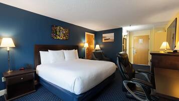 Traditional Room, 1 King Bed | Premium bedding, pillowtop beds, in-room safe, iron/ironing board