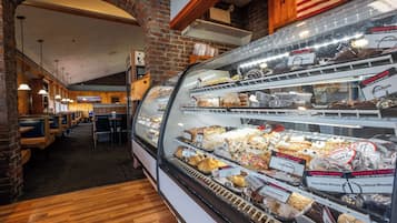 Se sirven desayunos, comidas, cenas y cocina americana