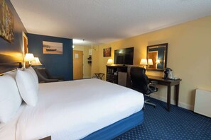 Traditional Room, 1 King Bed | Premium bedding, pillowtop beds, in-room safe, iron/ironing board