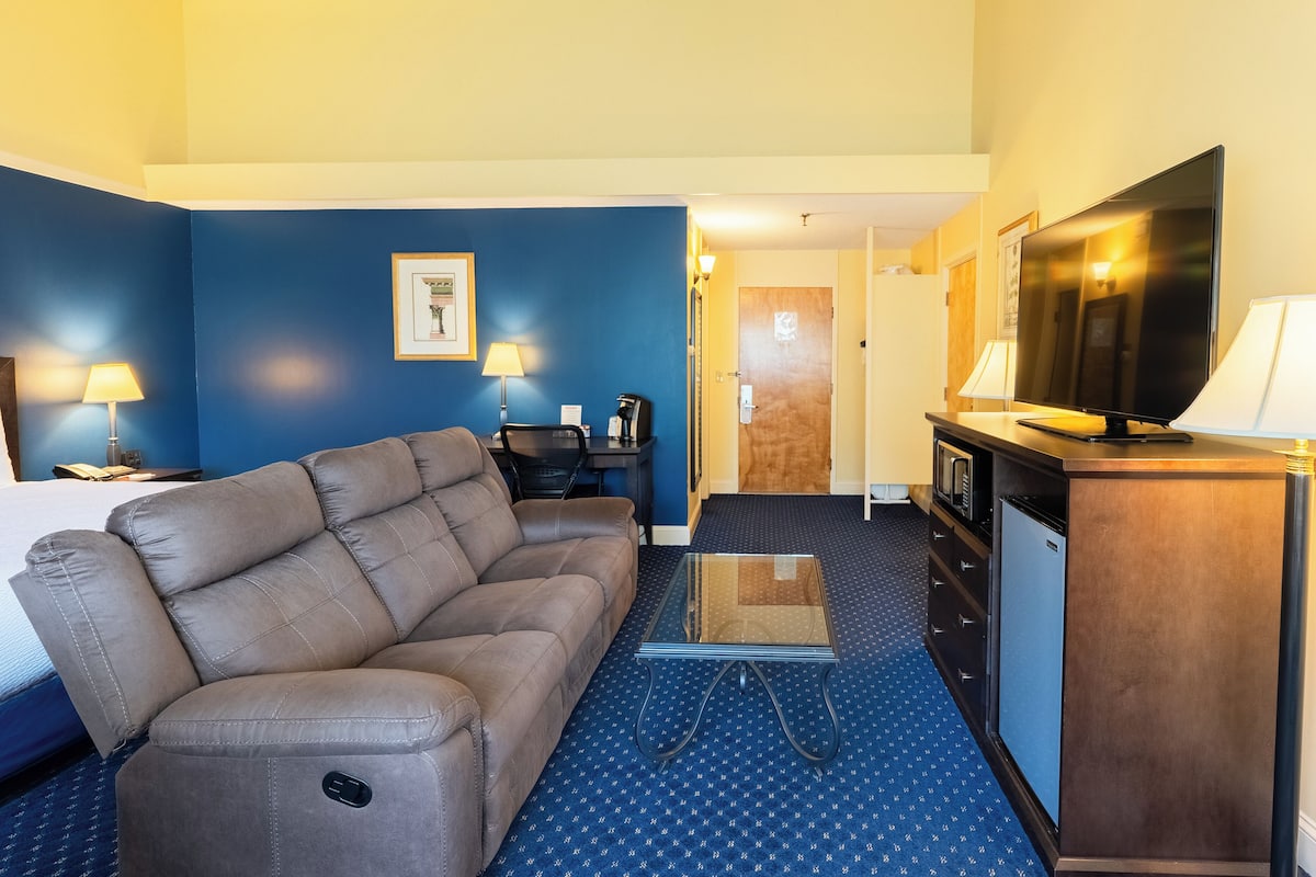 executive room, 1 king bed | 1 bedroom, premium bedding, pillow-top beds, in-room safe