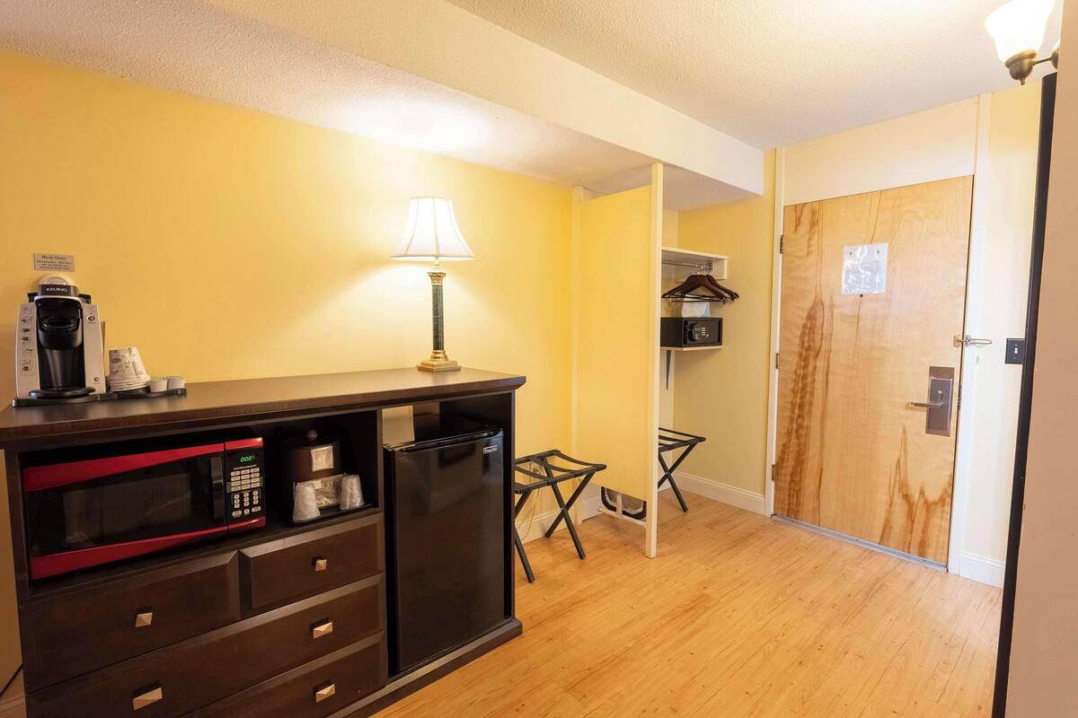 executive room, 1 king bed | 1 bedroom, premium bedding, pillow-top beds, in-room safe