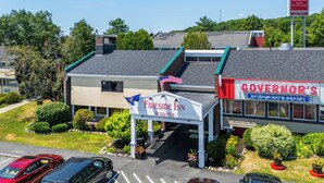 A Fireside Inn & Suites with a restaurant and bakery named Governor's.