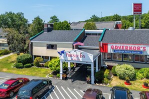 A Fireside Inn & Suites with a restaurant and bakery named Governor's.
