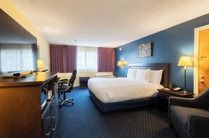 Traditional Room, 1 King Bed | Premium bedding, pillowtop beds, in-room safe, iron/ironing board