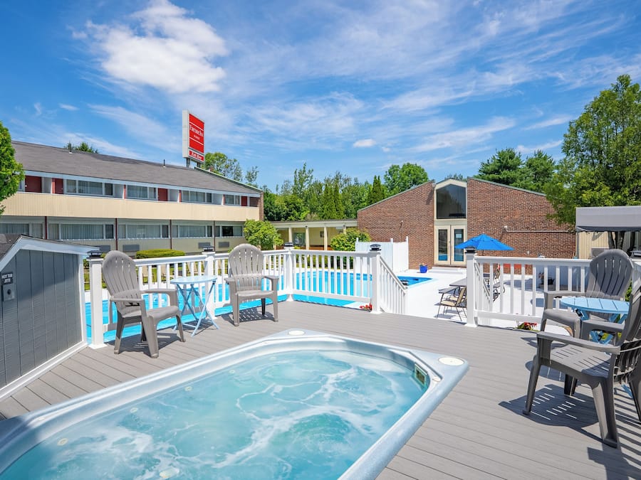 Piscina externa sazonal, funciona das 9h às 21h, espreguiçadeiras