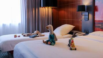 Minibar, coffres-forts dans les chambres, bureau, rideaux occultants