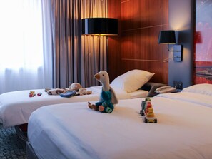 Camera familiare (1 Double Bed and 1 Single Bed) | Minibar, una cassaforte in camera, una scrivania, tende oscuranti