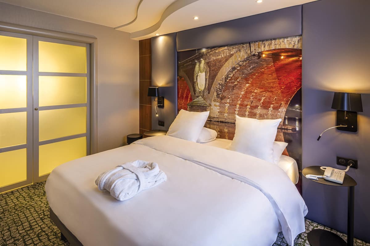 Suite superior, 1 cama matrimonial y sofá cama | Minibar, caja de seguridad en la habitación y escritorio