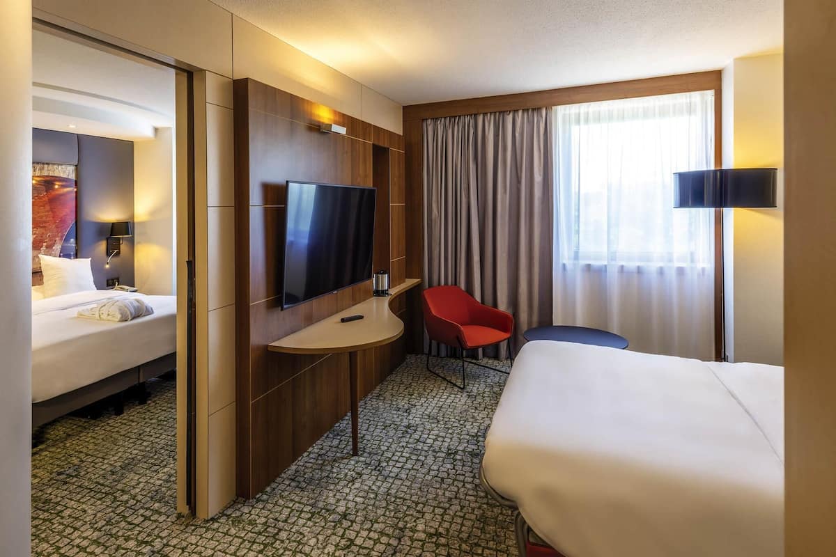 Minibar, coffres-forts dans les chambres, bureau, rideaux occultants