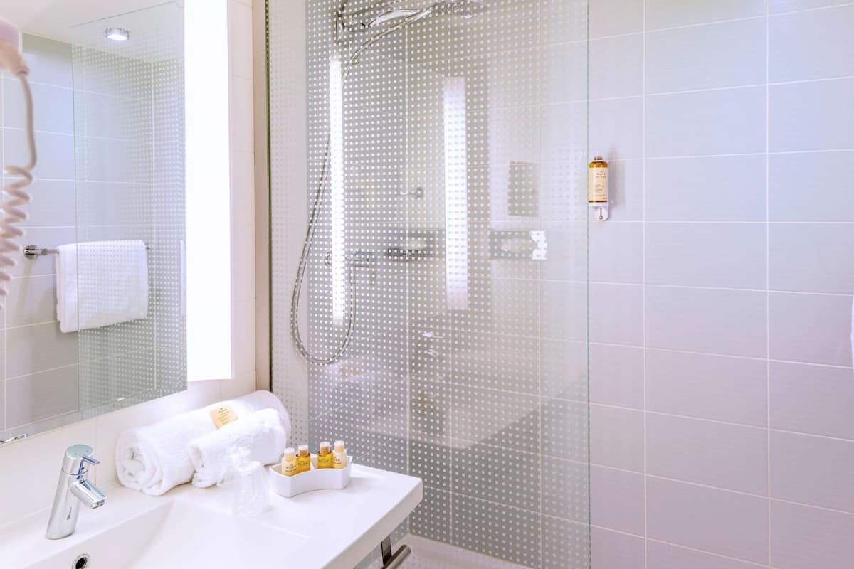 Articles de toilette écologiques, sÚche-cheveux, serviettes fournies