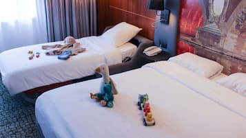 Phòng dành cho gia đình (1 Double Bed and 1 Single Bed) | Minibar, két bảo mật tại phòng, bàn, màn/rèm cản sáng