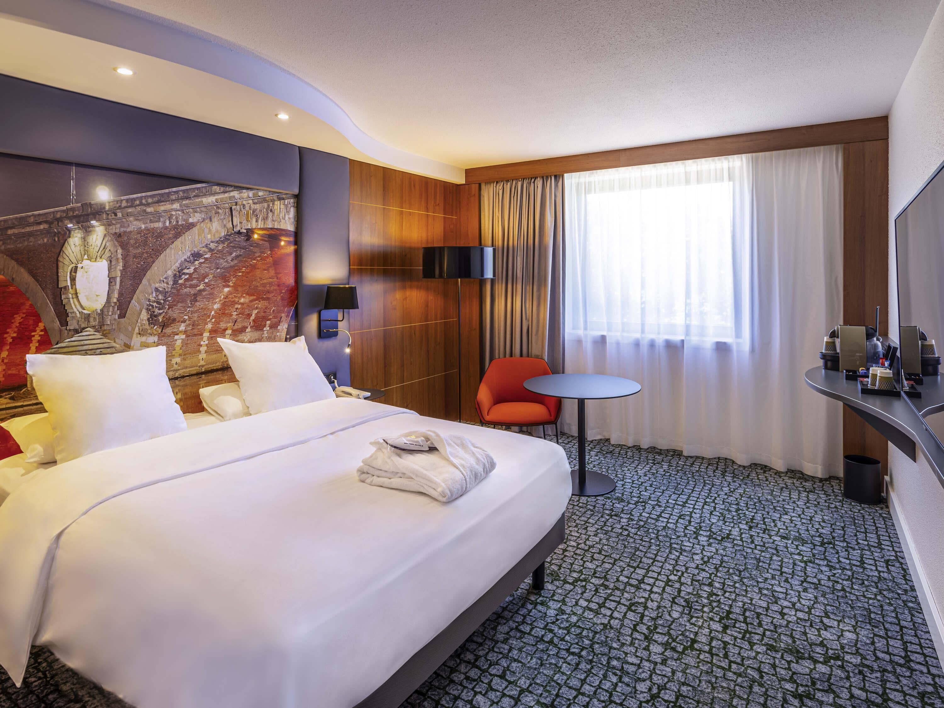 Privilege, Room | Minibar, in-room safe, desk, blackout curtains