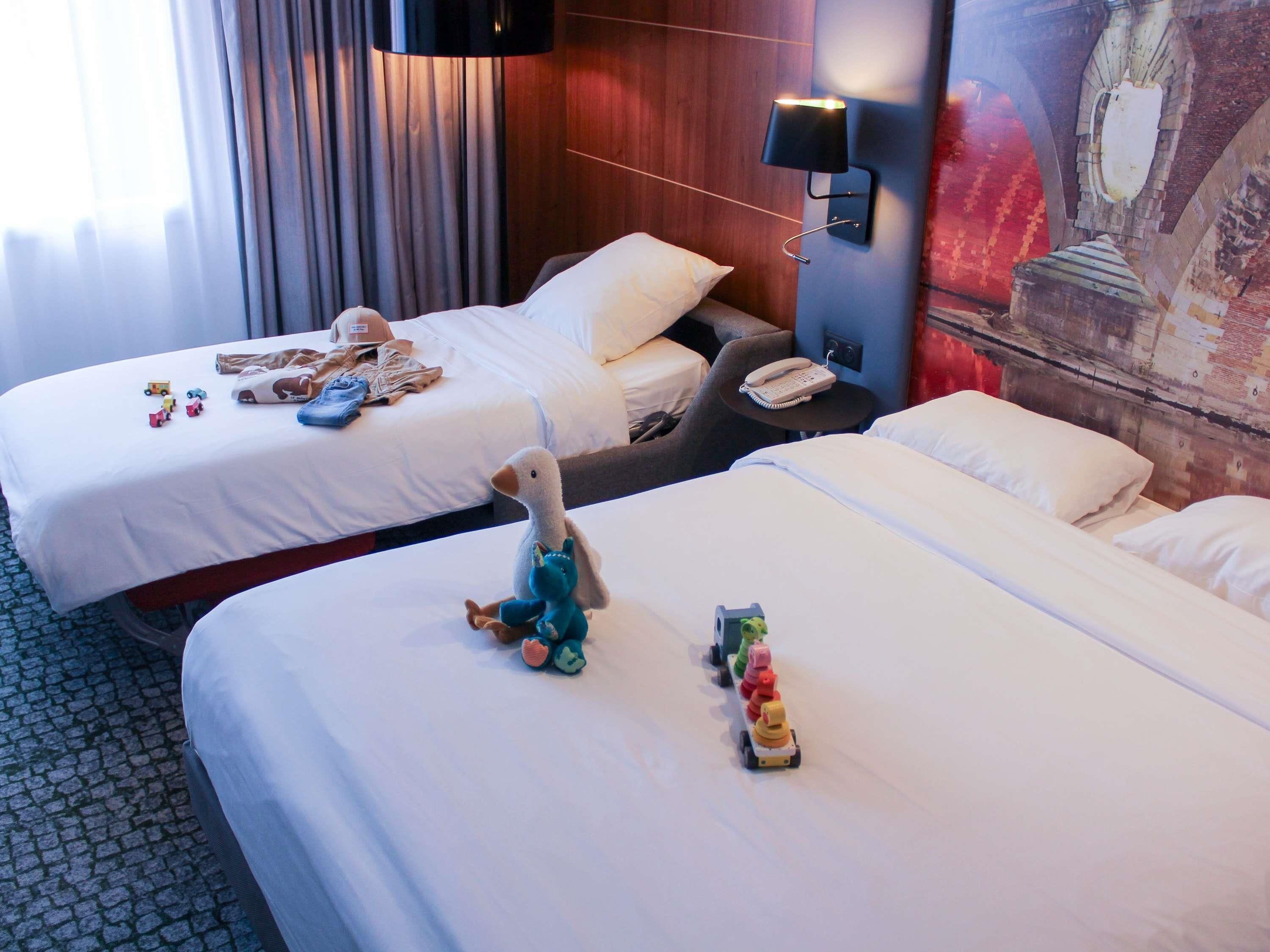 Chambre Familiale (1 Double Bed and 1 Single Bed) | Minibar, coffres-forts dans les chambres, bureau, rideaux occultants