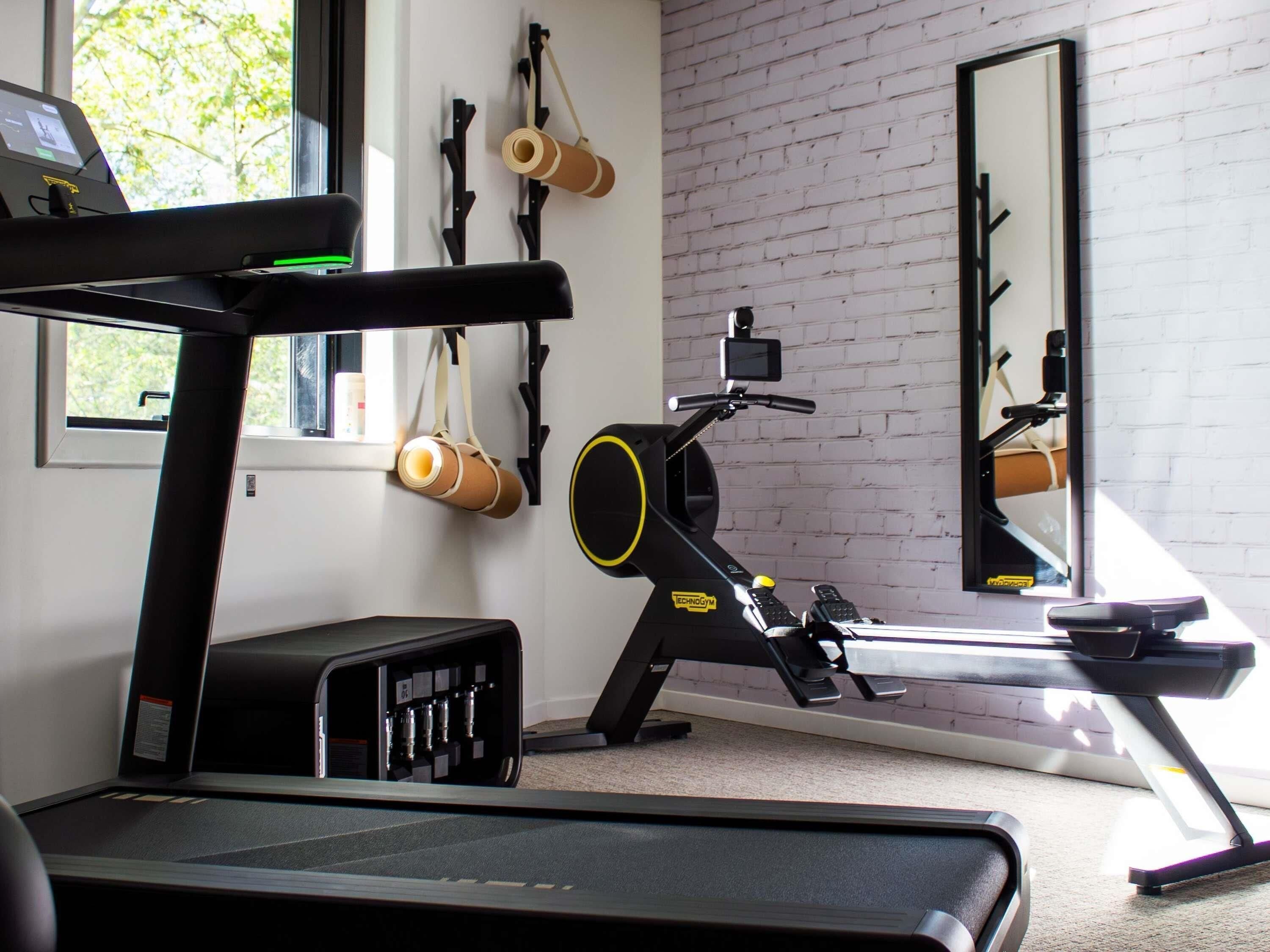 Ein Fitnessstudio mit Laufband, Ergometer und Trainingsgeräten.