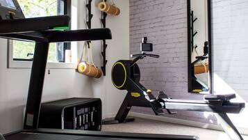 Ein Fitnessstudio mit Laufband, Ergometer und Trainingsgeräten.