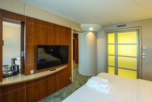 Minibar, una cassaforte in camera, una scrivania, tende oscuranti