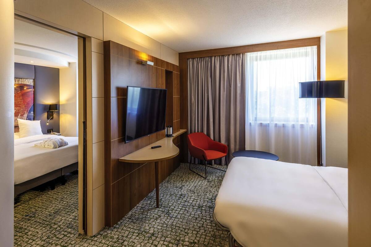 Minibar, coffres-forts dans les chambres, bureau