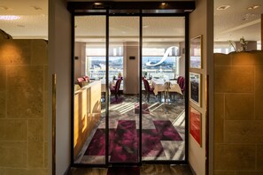 Café da manhã com buffet todos os dias (EUR 32 por pessoa) 