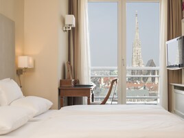 Double Room (St. Stephen's cathedral view) | Bar mini, peti besi dalam bilik, meja, kalis bunyi