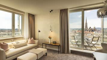 Suite (St. Stephen's cathedral view) | Wohnbereich | Flachbildfernseher