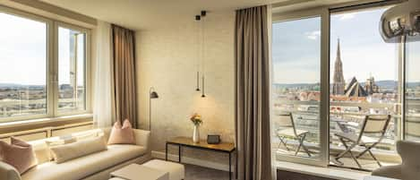 Suite (St. Stephen's cathedral view) | Area soggiorno | TV a schermo piatto